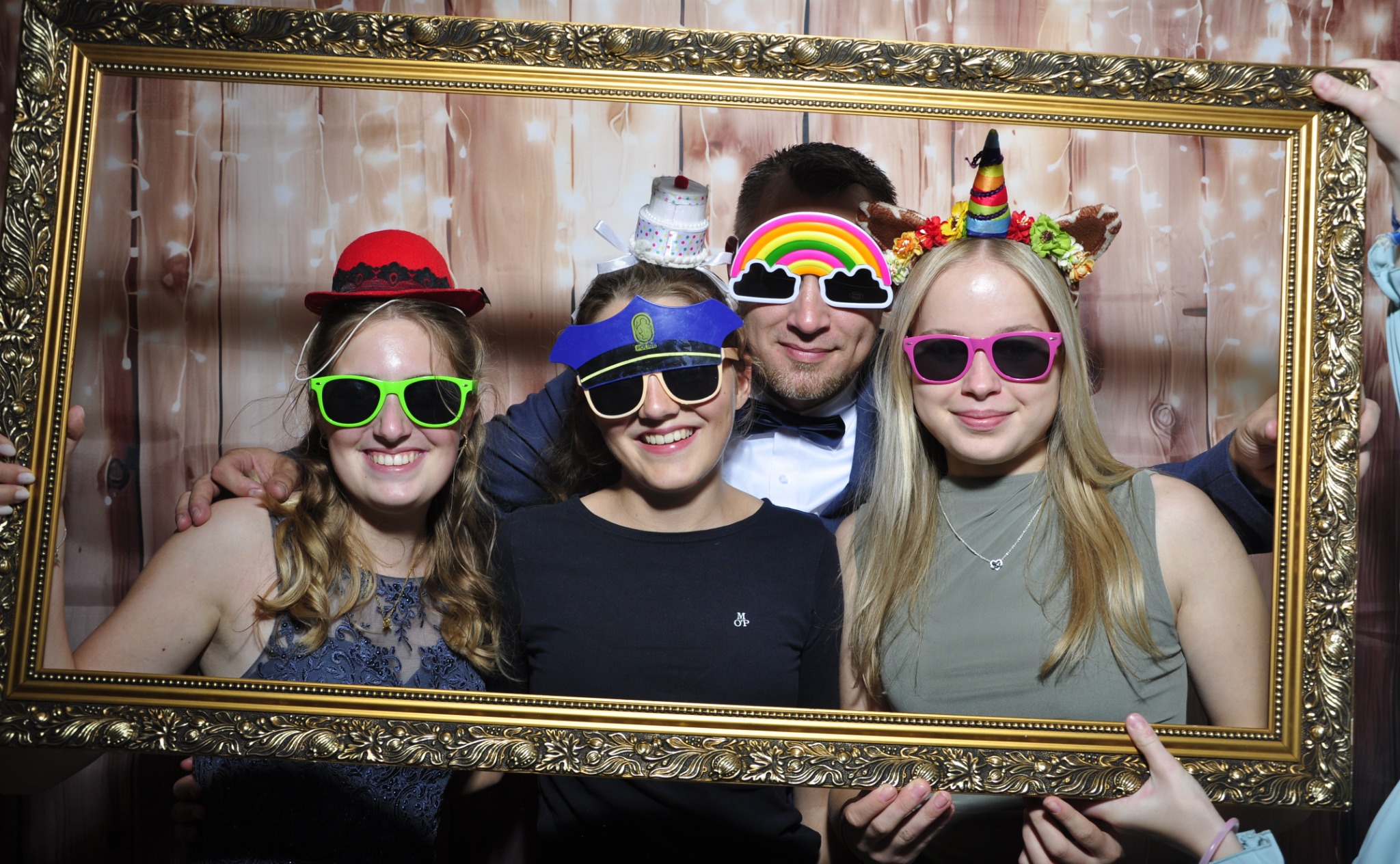 Kinder mit Kostümen in der Fotobox
